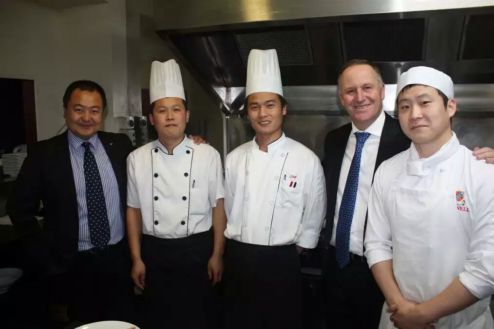 新西兰总理与我省外派厨师亲切交谈并合影留念